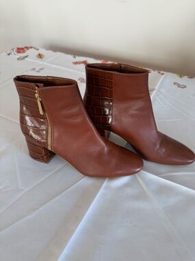 MICHAEL KORS LEATHER ANKLE BOOTIES, SIZE 9, NEW